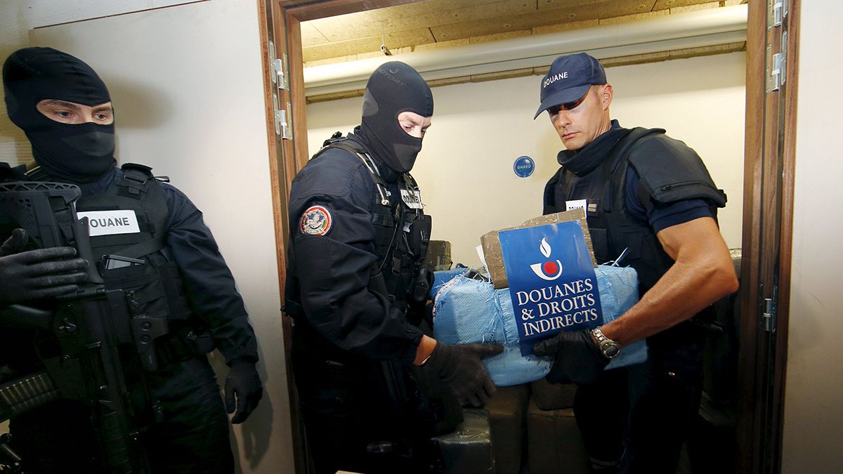 Hollande felicita polícia por apreensão recorde de canábis em Paris