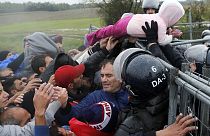 آلاف المهاجرين تقطعت بهم السبل في صربيا بانتظار دخول كرواتيا