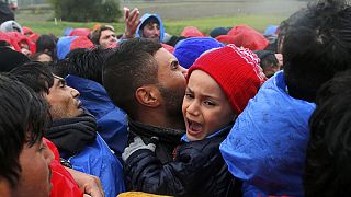 Centenas de refugiados bloqueados na fronteira eslovena