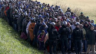 سلوفينيا سمحت بعبور 5 آلاف لاجئ وطلبت تدخل الجيش