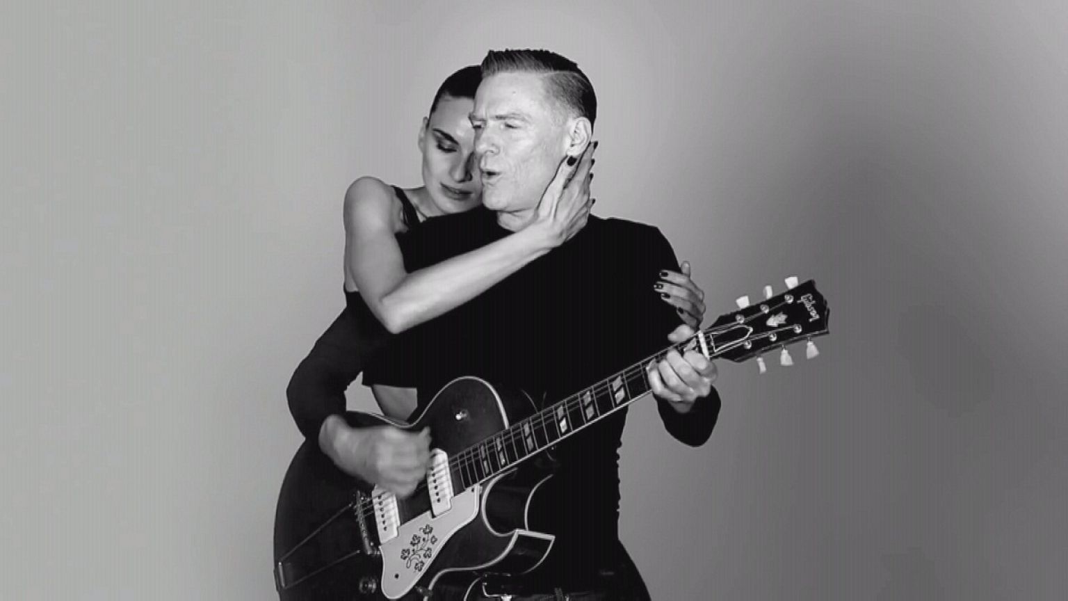 Bryan Adams geri döndü