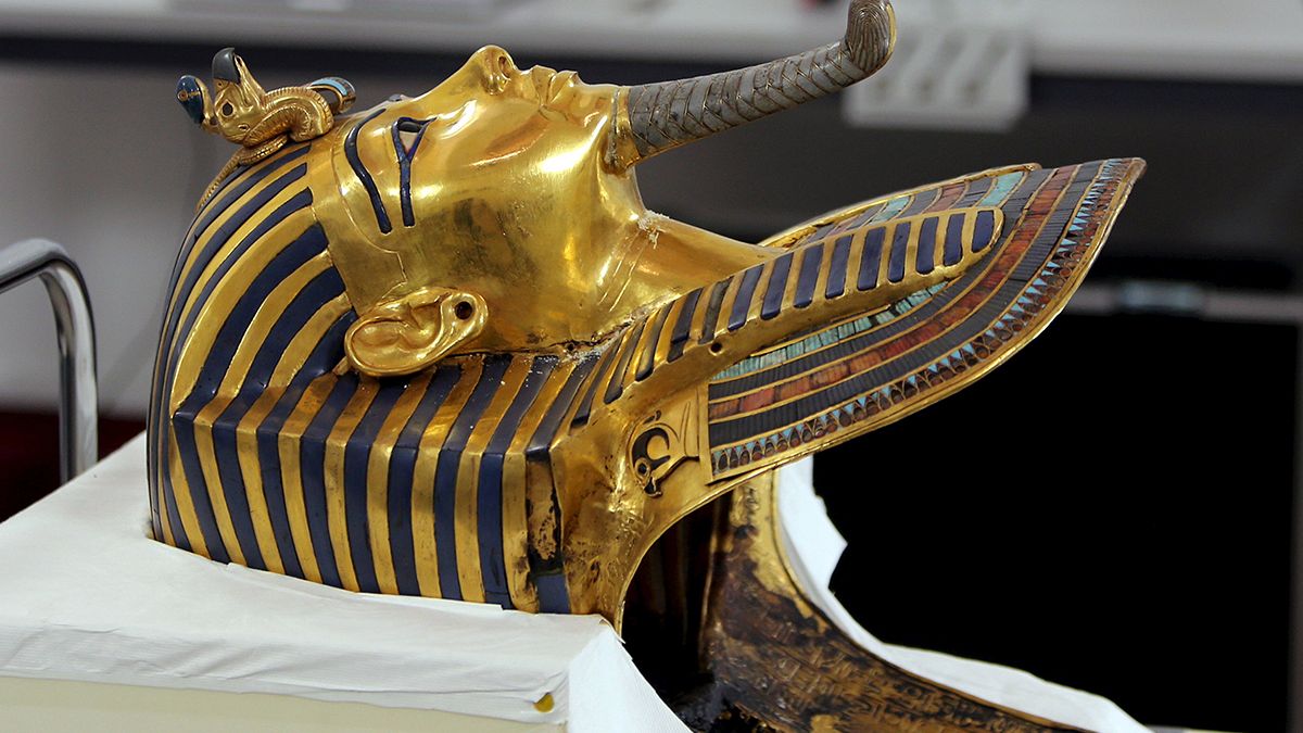 Máscara de Tutankamon começa a ser restaurada após asneira com "supercola"