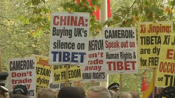 Britische Queen empfängt chinesischen Präsidenten - Aktivisten protestieren Britische Queen empfängt chinesischen Präsidenten - Aktivisten protestieren