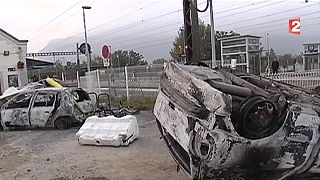 Francia, rivolta dei rom con auto date alle fiamme