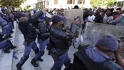 Gases lacrimógenos contra los estudiantes en Sudáfrica