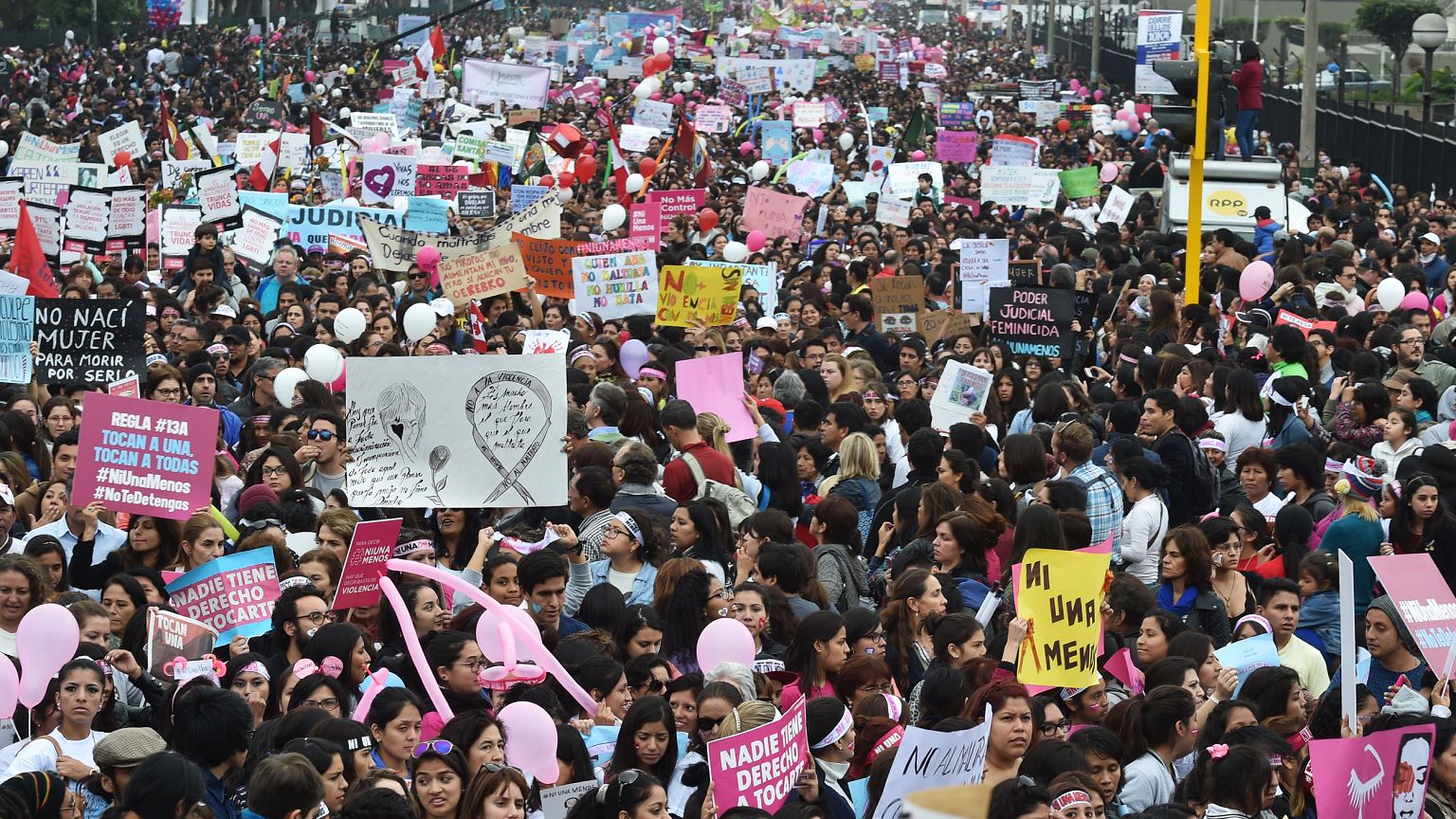 Image: Thousands of demonstrators participate in the "Ni una menos" (Not On