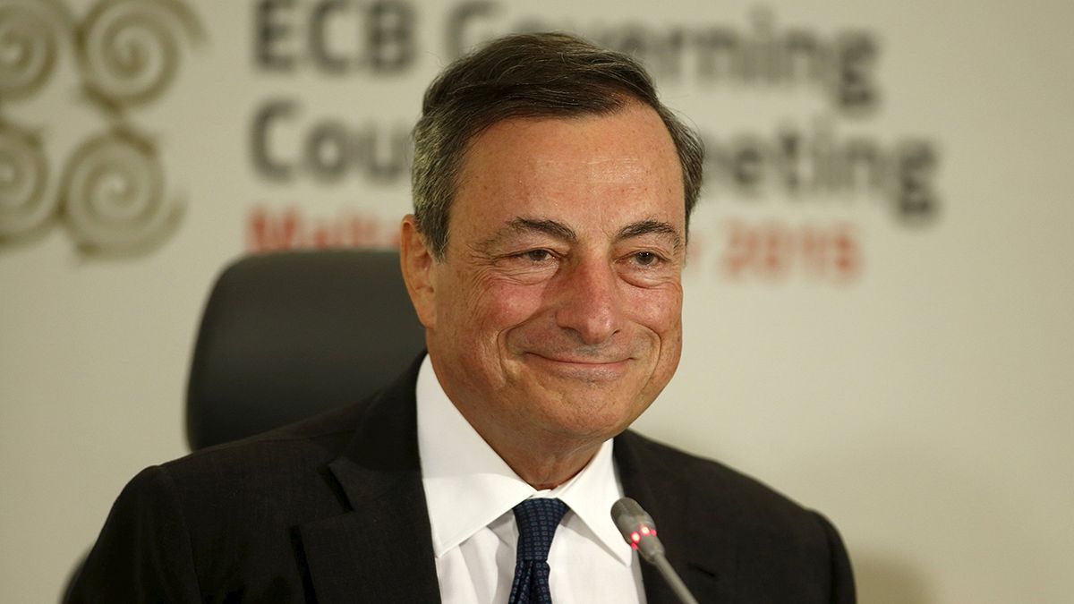 Draghi avanza que el BCE revisará su política monetaria en diciembre por el bajo crecimiento e inflación