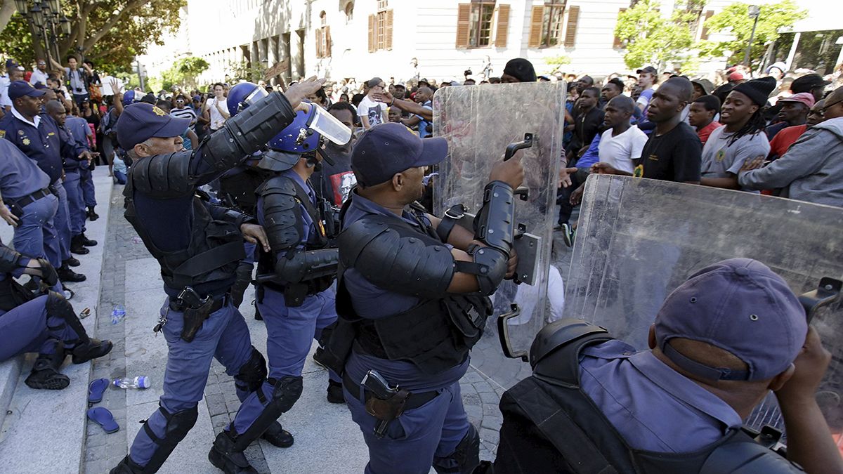 Güney Afrikalı öğrenciler artan üniversite harçlarını protesto ediyor