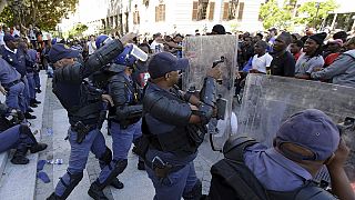 دانشجویان معترض به شهریه گران، مجلس آفریقای جنوبی را بر هم زدند