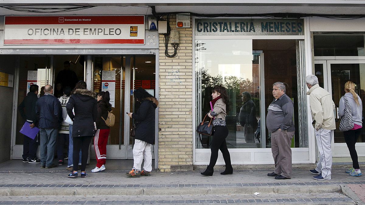 El paro baja en España al 21,8% y de los cinco millones de personas, pero también cae la población activa