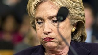 Hillary Clinton sale airosa tras once horas de comparecencia ante el comité de la Cámara de Representantes