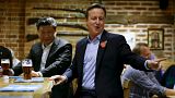 Chinese President and British Prime Minister visit a pub for drinks