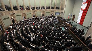 Pologne : les conservateurs obtiennent la majorité absolue aux législatives