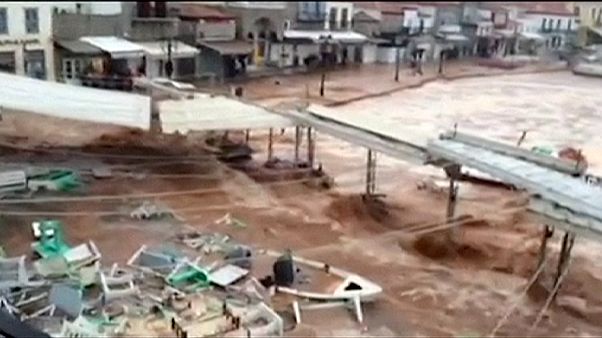 Wassermassen ergießen sich über griechische Ferieninsel Wassermassen ergießen sich über griechische Ferieninsel
