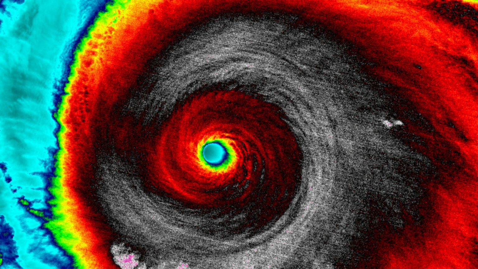 El superhuracán "Patricia" a punto de tocar tierra mexicana