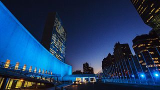 Kék fény a világ körül az ENSZ születésnapján