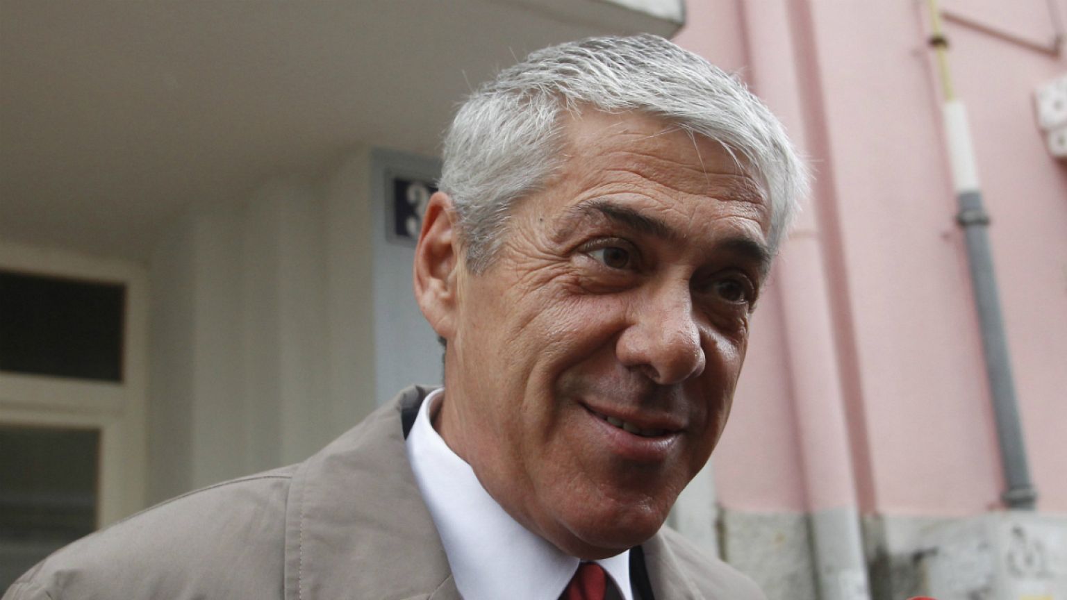 Portugal: Sócrates defende-se da justiça e ataca na política