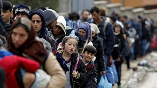 Göçmenler yürüyerek sınırları aşıyor