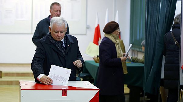 Πολωνία: Εκλογικό προβάδισμα στους συντηρητικούς δείχνουν οι δημοσκοπήσεις Πολωνία: Εκλογικό προβάδισμα στους συντηρητικούς δείχνουν οι δημοσκοπήσεις