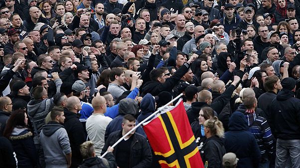 Cologne : 10 000 anti-fascistes s'opposent à un millier de Hooligans d'HoGeSa Cologne : 10 000 anti-fascistes s'opposent à un millier de Hooligans d'HoGeSa