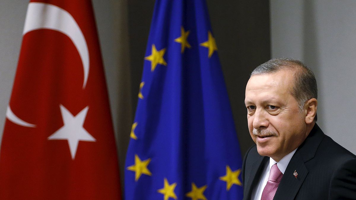 Turchia-UE: rapporti complicati, allargamento dell'Unione e crisi dei migranti. La cancelliera Merkel che cerca di strappare una promessa ad Ankara