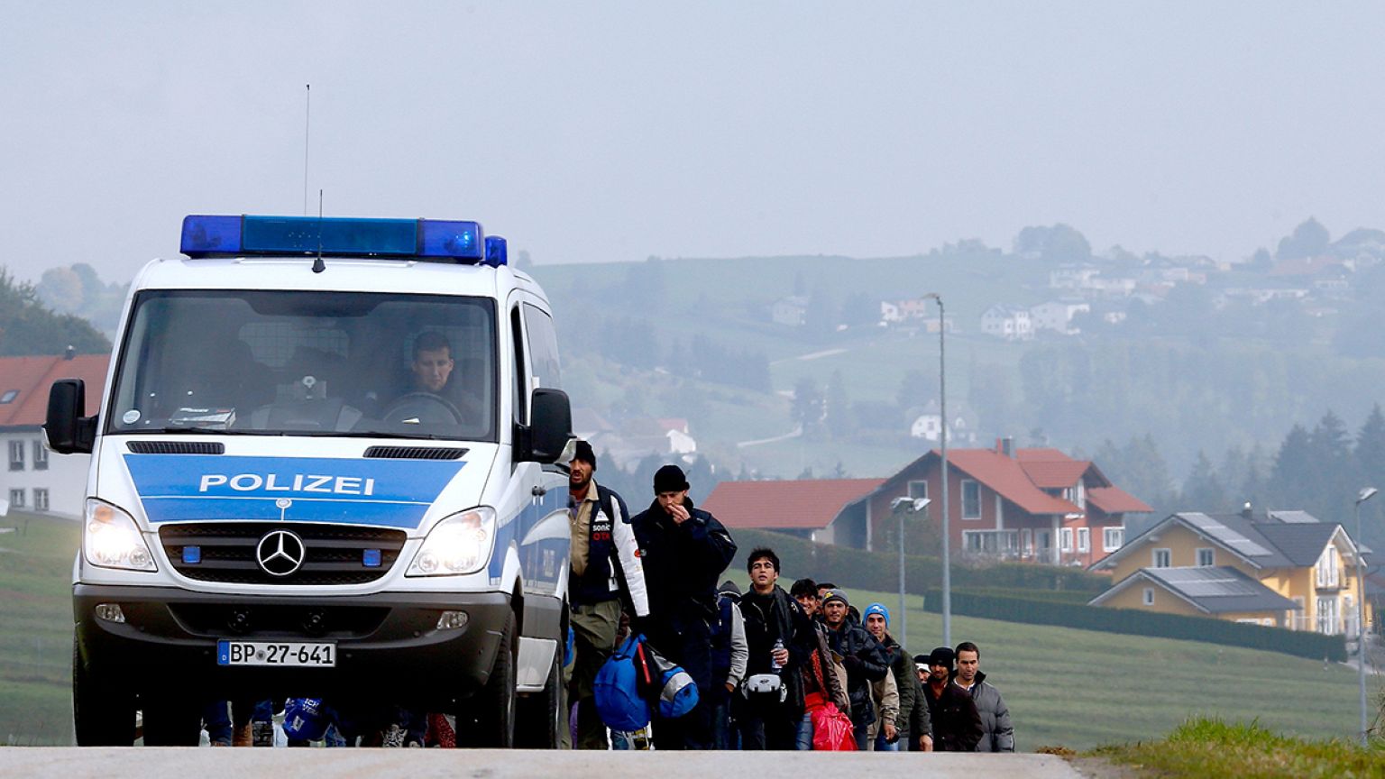 2.000 Flüchtlinge in der Nacht an der Grenze: "Hilferuf" an Merkel