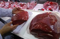 Charcuteros y clientes creen exagerado el informe de la OMS sobre la carne