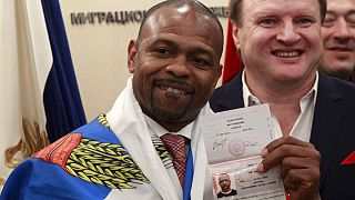 El boxeador Roy Jones Jr. recibe el pasaporte ruso