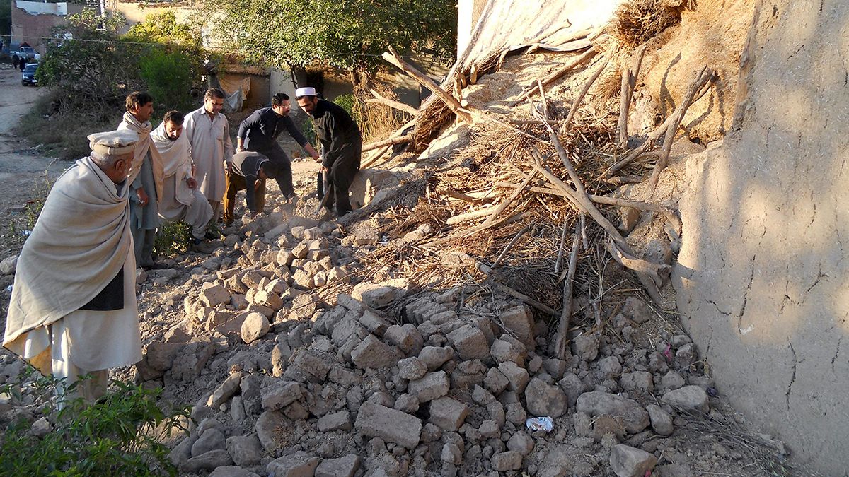 کار دشوار امدادرسانان زلزله در افغانستان و پاکستان