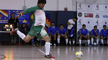 Evo Morales celebra su cumpleaños jugando a fútbol