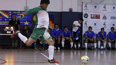 Presidente boliviano Evo Morales celebra il compleanno giocando a pallone