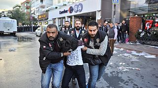 Istanbul: hundreds protest police raid on opposition media