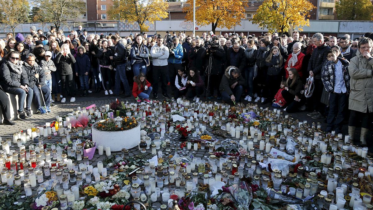 Suecia da el último adiós al héroe del ataque racista en una escuela