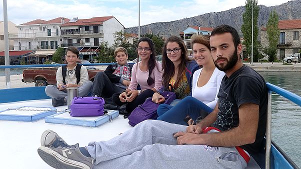 Ελλάδα – Κάλαμος: «Παλεύουν» με τη θάλασσα για να πάνε στο σχολείο Ελλάδα – Κάλαμος: «Παλεύουν» με τη θάλασσα για να πάνε στο σχολείο
