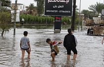 العراق: مياه الامطار تمتزج بمياه الصرف الصحي وتجرف خيم النازحين