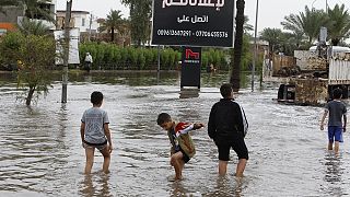 العراق: مياه الامطار تمتزج بمياه الصرف الصحي وتجرف خيم النازحين