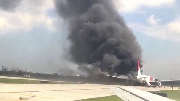 Αεροπλάνο έπιασε φωτιά την ώρα της απογείωσης! Αεροπλάνο έπιασε φωτιά την ώρα της απογείωσης!