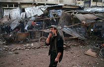 Siria: regime bombarda un mercato a Douma, almeno 57 morti