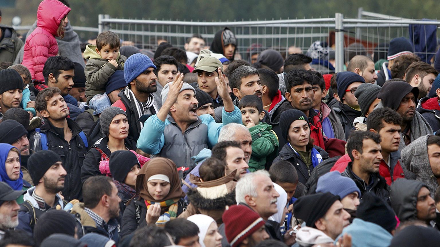 La disperazione di migliaia di migranti al confine tra Slovenia e Austria