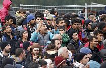 La disperazione di migliaia di migranti al confine tra Slovenia e Austria