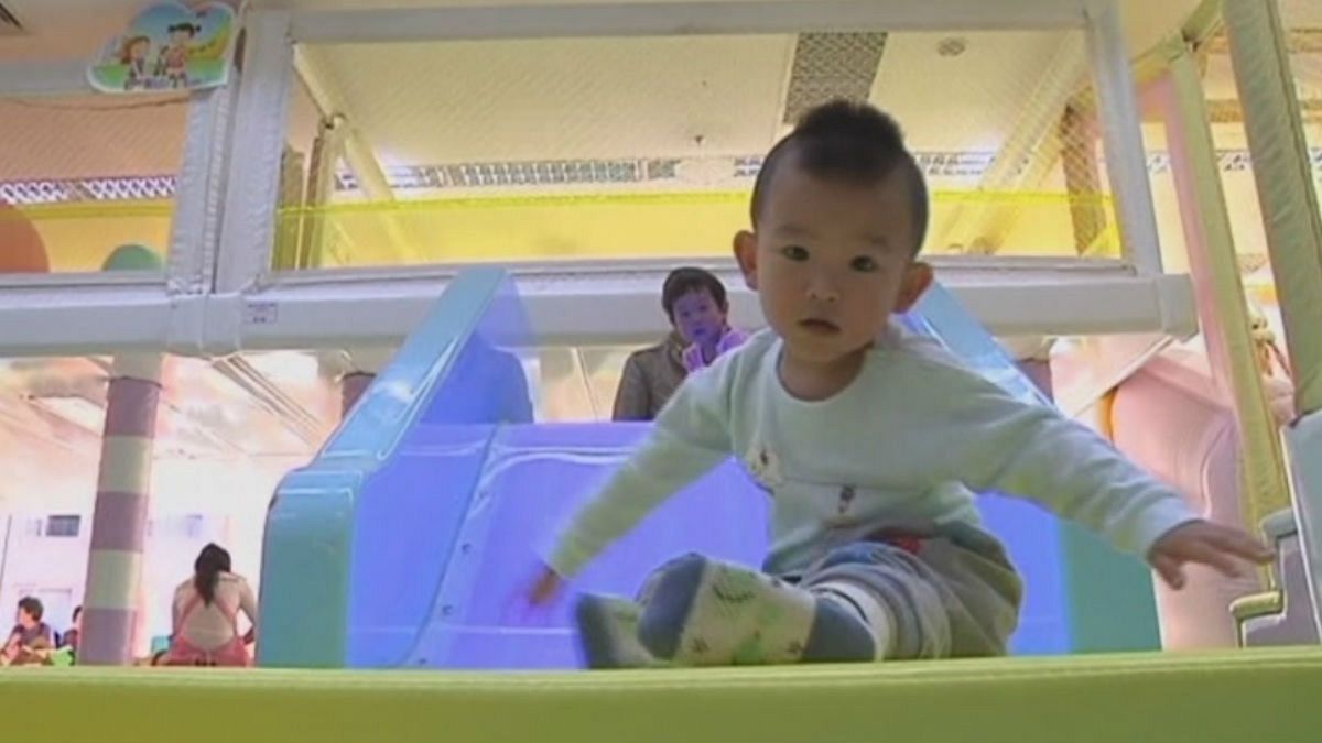 Empresas de comida, pañales y juguetes para bebés se disparan en la bolsa china tras el fin de la política del hijo único