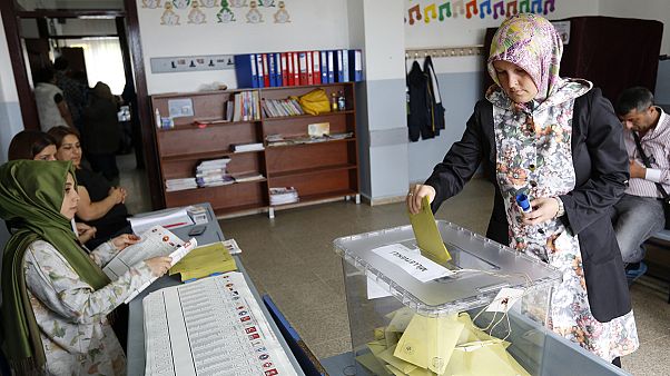 Una Turchia divisa torna alle urne domenica Una Turchia divisa torna alle urne domenica