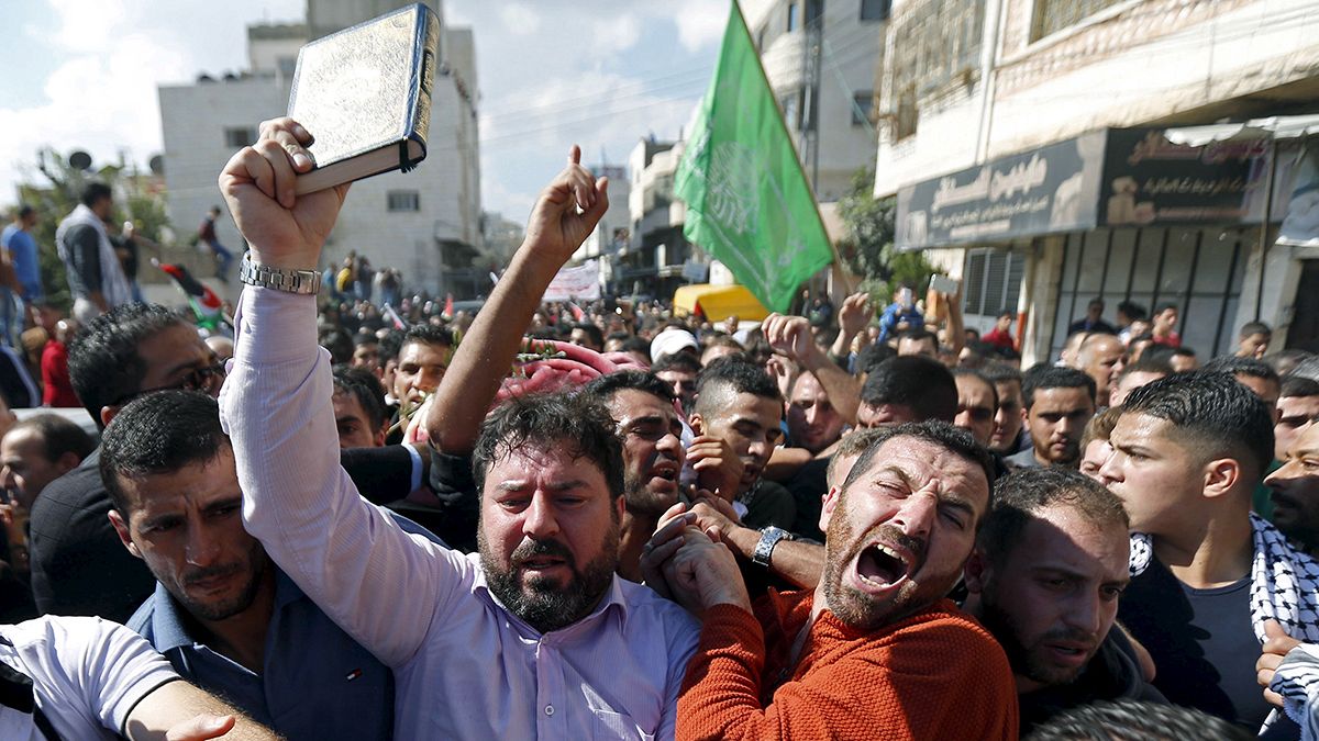 Тысячи человек пришли на похороны пяти палестинцев в Хевроне