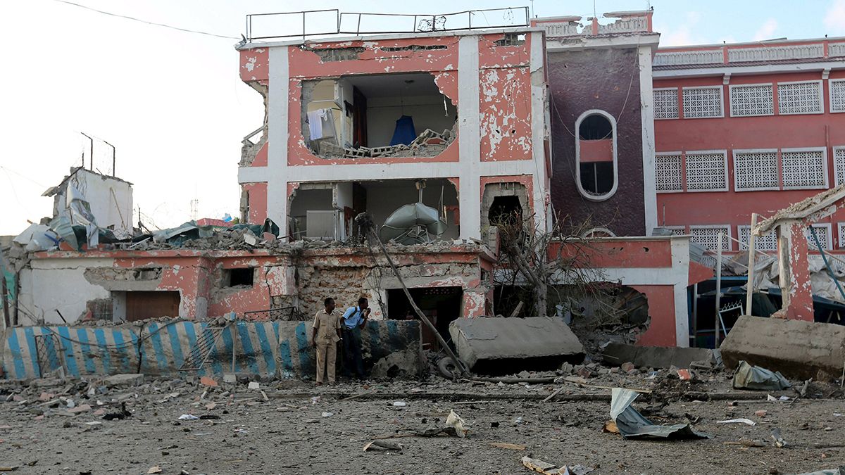 Diputados y militares entre los 15 fallecidos en el doble atentado registrado en un hotel de Mogadiscio