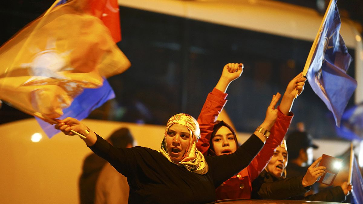 Turquie : l'AKP triomphe et reprend la majorité absolue au Parlement