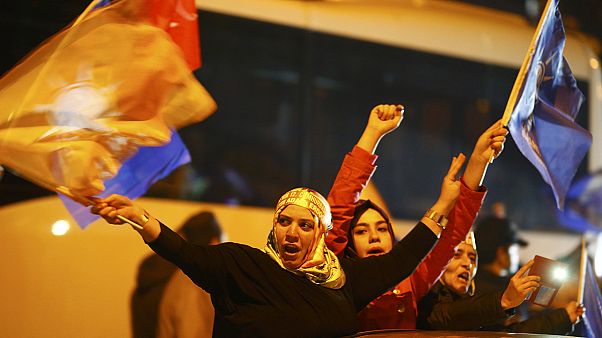 Turquie : l'AKP triomphe et reprend la majorité absolue au Parlement Turquie : l'AKP triomphe et reprend la majorité absolue au Parlement
