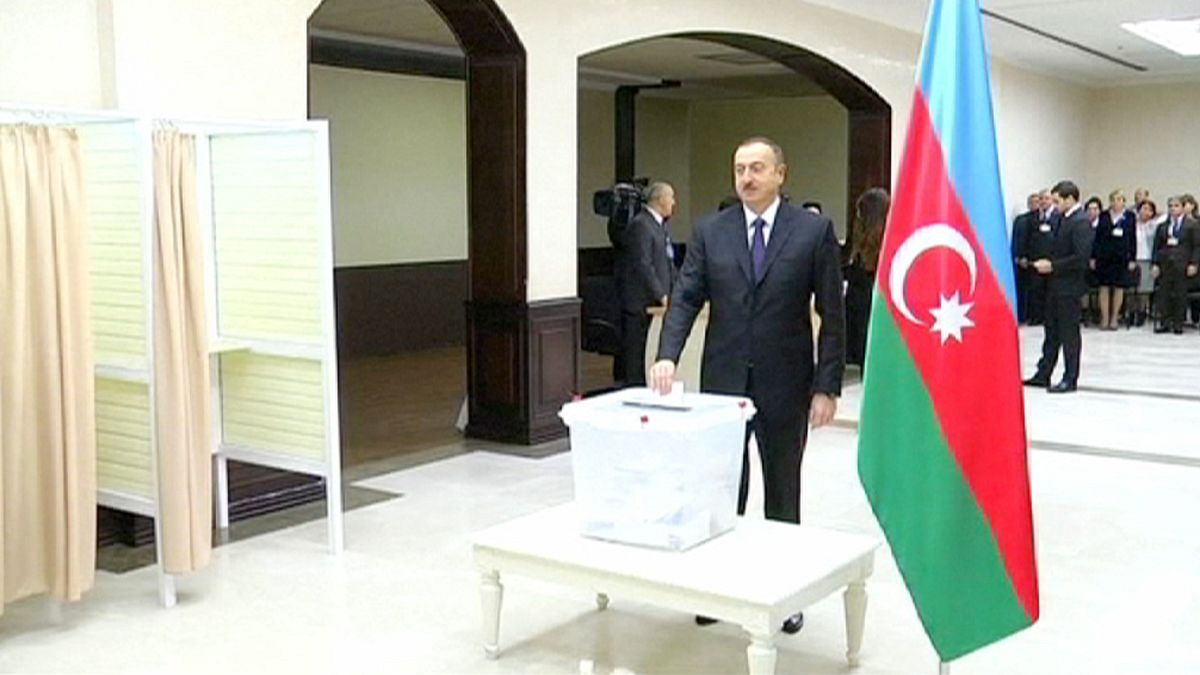 Αζερμπαϊτζάν: Στις κάλπες οι πολίτες