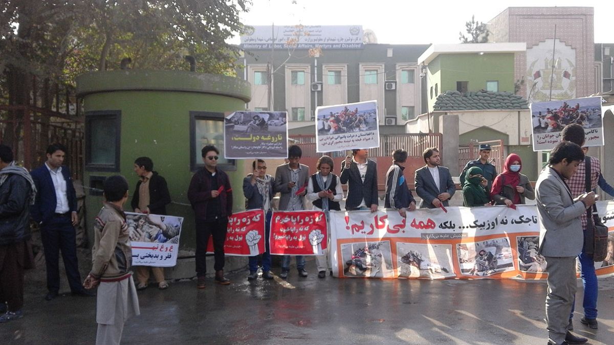 بیکاران، ورودی وزارت کار و امور اجتماعی افغانستان را بستند