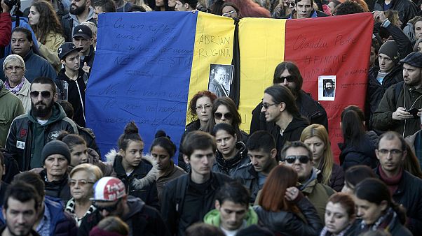Bucarest ricorda i morti della discoteca. Le autorità: "Aumenteranno di molto" Bucarest ricorda i morti della discoteca. Le autorità: "Aumenteranno di molto"
