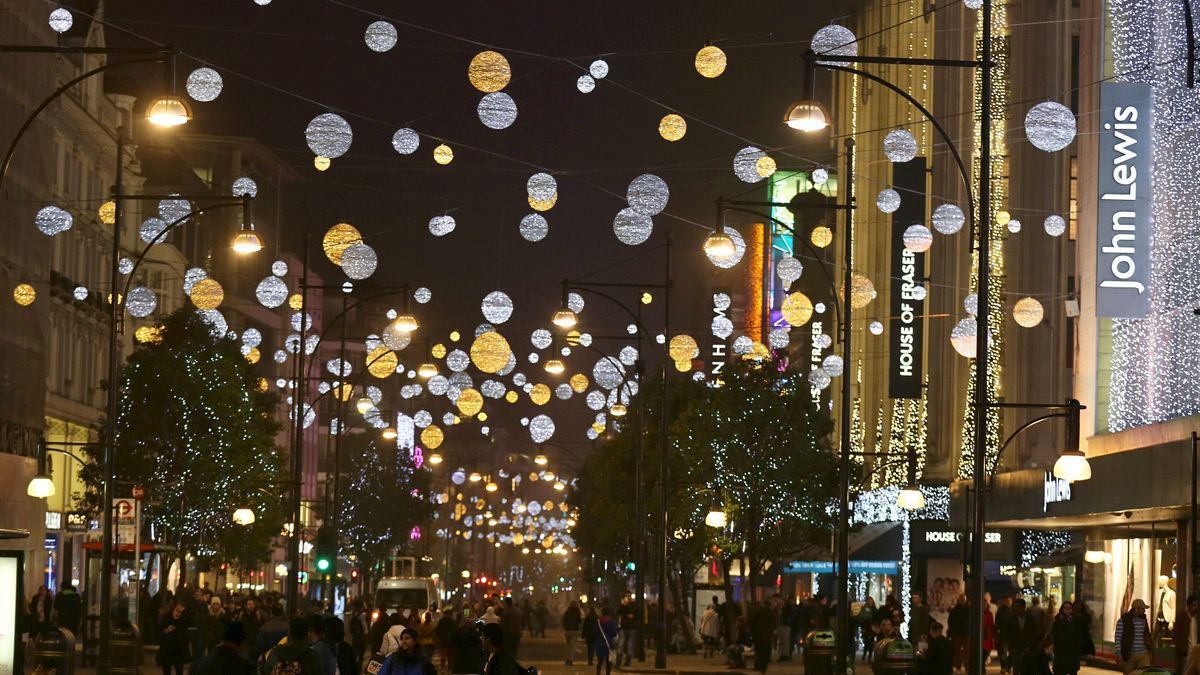 نجمة البوب كايلي مينوغ تشعل أضواء عيد الميلاد في لندن